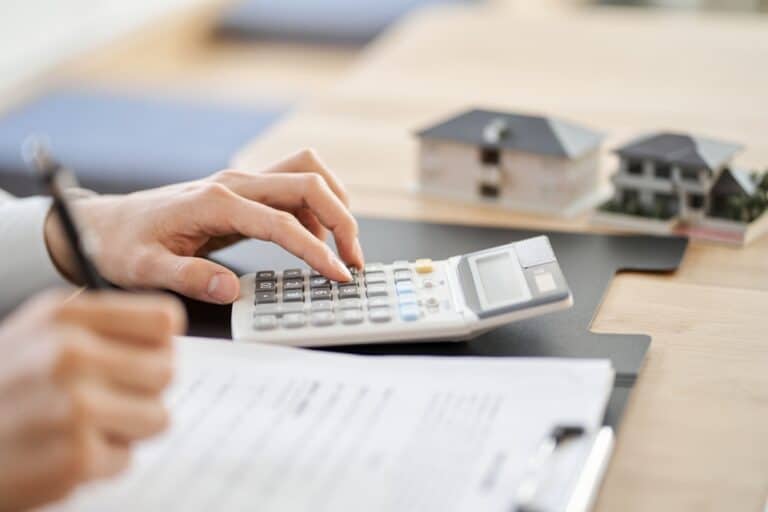 Comprendre les pièges du budget initial Quand on commence une rénovation, il est facile de sous-estimer le budget. Beaucoup pensent surtout aux gros travaux et laissent de côté les petits coûts. Pourtant, ces frais cachés s’additionnent vite et finissent par peser lourd. Prendre le temps d’identifier tous les éléments du budget, dès le début, aide à éviter les mauvaises surprises et donne une vue claire sur l’ensemble du projet. Il faut toujours tenir compte des coûts cachés. Par exemple, les finitions comme les plinthes, la peinture, les interrupteurs, les luminaires ou les poignées de porte sont souvent oubliés. Ces éléments, même s'ils semblent mineurs, sont indispensables pour terminer le projet et peuvent coûter cher une fois additionnés. Les équipements aussi : électroménager, sanitaires, accessoires décoratifs, il faut penser à tout inclure dans le budget initial. À cela s’ajoutent des frais comme l’évacuation des déchets, la location de matériel, la protection des sols ou le nettoyage final. Ces postes sont parfois négligés, mais ils sont incontournables et peuvent vite faire monter la facture. Par exemple, un simple oubli de louer une benne ou de protéger un parquet peut entraîner des dépenses imprévues, voire des réparations supplémentaires. Bien évaluer l’état du bien est la clé pour anticiper les réparations majeures. Un diagnostic précis permet de repérer des problèmes cachés, comme une cloison en mauvais état ou une plomberie vétuste. Sans cette étape, on risque de découvrir en plein chantier qu’il faut refaire l’électricité ou remplacer une canalisation, ce qui entraîne des coûts imprévus et des retards. Un contrôle approfondi, réalisé avec des professionnels si besoin, peut éviter beaucoup de stress et d’argent perdu. Par exemple, une inspection minutieuse des murs, des sols et des installations techniques donne une idée concrète des travaux à prévoir. Prendre une marge de sécurité financière est essentiel. Il est recommandé d’ajouter au moins 10 à 20% au budget total pour absorber les imprévus. Les retards de livraison, les hausses de prix ou les découvertes de chantier imprévues comme une fuite d’eau ou une structure fragilisée sont fréquents. Une marge permet de ne pas se retrouver bloqué en cas de problème. Cette réserve sert aussi à faire face aux délais : un chantier prend souvent plus de temps que prévu, et chaque semaine supplémentaire a un coût. Pour garder une vue d’ensemble et ne rien oublier, il est utile de dresser une liste claire des postes budgétaires, par ordre de priorité : Analyse de l’état du bien (diagnostics techniques) Gros œuvre (murs, toitures, fondations) Second œuvre (électricité, plomberie, chauffage) Finitions (peinture, revêtements, plinthes) Équipements (cuisine, salle de bains, électroménager) Aménagement et décoration (luminaires, accessoires) Frais annexes (évacuation des déchets, nettoyage, location de matériel) Marge de sécurité (10-20% du budget total) Penser chaque poste et éviter les matériaux de basse qualité aide à limiter les frais de réparation à long terme. Négliger la planification ou choisir la rapidité peut entraîner des reprises de travaux, des retards et des coûts additionnels, surtout si on doit refaire ce qui a été mal fait. Planifier chaque étape pour éviter les imprévus Prendre le temps de planifier chaque phase d’une rénovation va bien au-delà d’une simple formalité. Cela limite les erreurs, les mauvaises surprises et aide à garder la maîtrise du budget. Même une bonne planification ne protège pas de tous les imprévus, mais elle réduit leur impact et facilite bien la gestion du chantier. Préparer chaque étape, c’est aussi s’assurer que chaque choix respecte les normes d’urbanisme, les règles de sécurité et les exigences de performance énergétique. Anticiper les besoins permet d’éviter les blocages, les retards, et le stress souvent lié à ce type de projet. Définissez un calendrier détaillé des travaux pour limiter les retards coûteux. Établir un calendrier précis aide à visualiser le déroulement du chantier. On commence par dresser la liste de chaque tâche, du gros œuvre jusqu’aux finitions, et on fixe une durée réaliste pour chacune. Par exemple, la démolition peut prendre une semaine, alors que la pose d’une isolation performante peut en demander deux. Il est conseillé d’ajouter une marge pour les imprévus, car des retards de livraison ou des problèmes techniques sont fréquents. Un calendrier détaillé sert aussi de repère pour le suivi des coûts. Si une étape prend du retard, cela entraîne des frais supplémentaires, surtout si des artisans doivent rester sur place plus longtemps ou si des locations d’équipements s’étendent. Prévoir une enveloppe supplémentaire de 10 à 20 % du budget total permet de faire face à ces aléas sans mettre en péril l’ensemble du projet. Séquencez les interventions des différents corps de métier pour optimiser la coordination et éviter les doublons. Bien séquencer les interventions est une étape clé pour éviter les interruptions. Il ne faut pas faire venir tous les artisans en même temps. Par exemple, l’électricien doit intervenir après la pose des cloisons, mais avant la peinture. Si le plombier arrive avant que les murs ne soient prêts, il devra revenir, ce qui multiplie les coûts et les délais. La coordination entre les différents intervenants, comme les artisans, les architectes et les fournisseurs, évite de refaire des travaux déjà réalisés ou d’attendre inutilement entre deux étapes. Un planning partagé, même sous forme d’un simple tableau, aide à garder une vue d’ensemble et à anticiper les chevauchements. Anticipez les délais de livraison des matériaux pour ne pas bloquer le chantier. Anticiper la commande et la livraison des matériaux est essentiel, surtout en période de forte demande. Une pénurie de matériaux comme le bois ou l’isolation peut vite immobiliser un chantier. Prendre en compte les délais annoncés par les fournisseurs et prévoir des alternatives pour certains produits aide à limiter les arrêts forcés. Enfin, prévoir à l’avance les matériaux nécessaires, en quantité et en qualité, permet de comparer les devis et d’ajuster le budget. Sous-estimer ces coûts ou commander trop tard sont des erreurs courantes qui font monter la facture. La planification donne donc la souplesse de réagir rapidement, tout en gardant le contrôle sur le budget et les délais. Étude du projet et définition des besoins : analyser le bâtiment, vérifier les règles d’urbanisme, lister les travaux à réaliser, prendre en compte les performances énergétiques à atteindre. Estimation budgétaire réaliste : demander plusieurs devis, prévoir une marge de sécurité de 10 à 20 %, intégrer les frais annexes (permis, assurances). Création d’un planning détaillé : fixer les dates de début et de fin pour chaque étape, ajouter des marges pour les imprévus. Sélection et coordination des intervenants : choisir les artisans, planifier leur intervention, organiser les réunions de suivi. Gestion des commandes et logistique : anticiper les délais de livraison, prévoir des solutions de repli, vérifier la conformité des matériaux à la réception. Suivi et ajustement : contrôler l’avancée réelle par rapport au planning, ajuster les priorités, gérer les imprévus avec réactivité. Finalisation et réception des travaux : vérifier la conformité, lever les réserves, clôturer le budget. Choisir les matériaux avec discernement Un choix réfléchi des matériaux évite bien des erreurs coûteuses lors d’une rénovation, surtout à Bordeaux où le climat océanique impose des contraintes précises. Le marché offre une large gamme de matériaux, mais tous ne se valent pas sur le plan du coût, de la qualité ou de la durabilité. Prendre le temps de comparer, de demander des échantillons ou de visiter des showrooms permet de valider ses choix avant d’acheter en grande quantité et d’éviter les regrets. Utiliser des matériaux adaptés au climat bordelais est essentiel. Par exemple, le bois non traité résiste mal à l’humidité et peut vite nécessiter des remplacements. À l’inverse, le carrelage ou le béton ciré supporte bien les variations de température et d’humidité. Un parquet massif certifié FSC ou du bois recyclé offre une bonne performance tout en limitant l’impact écologique. Privilégier ces solutions, c’est réduire le risque de devoir tout refaire dans quelques années, ce qui évite un surcoût important. Les achats impulsifs ou guidés seulement par l’esthétique sont fréquents mais risqués. Un matériau peut sembler parfait en photo, mais s’avérer peu durable ou difficile à entretenir. Penser à la compatibilité des matériaux entre eux et avec la structure existante est aussi clé. Par exemple, un sol en stratifié n’aime pas l’humidité et vieillit vite dans une pièce mal ventilée, alors qu’un carrelage ou un bois traité résiste mieux. Les choix esthétiques doivent s’harmoniser avec le style général du logement et les besoins réels, sans négliger le coût d’entretien à long terme. Demander des échantillons ou se rendre dans des showrooms avant de commander une grande quantité de matériaux permet de juger sur pièce la texture, la couleur ou la robustesse. Cela limite les mauvaises surprises et donne un aperçu réel de l’aspect final. Les matériaux issus du réemploi, comme des portes anciennes ou du bois de récupération, donnent du caractère tout en réduisant les déchets. Ils sont souvent uniques et peuvent s’intégrer à une rénovation moderne sans exploser le budget. Opter pour des matériaux durables, faciles à entretenir et compatibles entre eux favorise un chantier sans mauvaises surprises. Les produits à faible émission de composés organiques volatils (COV) rendent l’intérieur plus sain, ce qui compte pour la qualité de vie. S’entourer des bons professionnels Réunir les bons professionnels reste l’un des piliers pour éviter les dérapages budgétaires lors d’une rénovation à Bordeaux(lien vers /renovation/). Les artisans, entreprises et experts que l’on choisit jouent un rôle clé dans la qualité, la sécurité et le respect des délais du projet. Négliger cette étape peut entraîner des erreurs techniques, des retards et, souvent, des coûts imprévus qui s’accumulent vite. Certains travaux, comme l’électricité, la plomberie ou le gaz, exigent des compétences pointues et une connaissance précise des normes. Les conséquences d’un amateurisme dans ces domaines vont bien au-delà du simple surcoût : il en va de la sécurité et de la conformité du chantier. Vérifier les références et les assurances des artisans avant toute signature est une règle de base. Un professionnel sérieux doit pouvoir fournir une attestation d’assurance décennale et des exemples de réalisations passées. Cela protège non seulement contre les imprévus, mais aussi contre d’éventuels sinistres ou litiges. Les assurances professionnelles apportent une tranquillité d’esprit essentielle, car en cas d’incident, elles prennent en charge les réparations sans impacter le budget initial. Demander à voir des références, parler avec d’anciens clients, ou visiter des chantiers récents permet de juger du sérieux et du savoir-faire du professionnel. À l’inverse, confier des travaux techniques à des personnes non qualifiées expose à des risques de non-conformité, de malfaçons et à des surcoûts pour corriger les erreurs. Respecter les obligations légales et administratives Avant de commencer une rénovation, il faut bien comprendre les règles et démarches légales. Beaucoup de propriétaires oublient cette étape et se retrouvent face à des frais imprévus, des amendes ou des travaux à refaire. À Bordeaux, comme ailleurs, chaque projet doit respecter les normes locales et nationales. Consultez toujours le Plan Local d’Urbanisme (PLU) auprès de la mairie pour savoir si le projet est faisable. Le PLU définit ce qui est permis pour les constructions, les extensions(lien vers /extension/), ou même les changements de façade. Par exemple, si la maison se trouve en zone protégée ou près d’un monument historique, il y a souvent plus de règles à suivre. Ces règles peuvent concerner la hauteur des bâtiments, les matériaux à utiliser ou la couleur des murs. Ignorer le PLU ou partir sans vérification peut mener à un refus de votre dossier ou à des sanctions. Même pour des travaux que l’on pense mineurs, comme changer des fenêtres ou installer une terrasse, il y a parfois des restrictions précises. Pour éviter les soucis, il faut déposer toutes les autorisations nécessaires avant de commencer. Cela peut être un permis de construire pour les gros travaux(lien vers /gros-oeuvre/) ou une simple déclaration préalable pour des modifications plus petites. Dans un immeuble, il faut aussi demander l’accord de la copropriété. Le règlement de copropriété peut imposer des contraintes sur les parties communes ou les changements visibles de l’extérieur. Négliger ce point peut provoquer des conflits avec les voisins ou la gestion de l’immeuble. Les sanctions pour non-respect sont lourdes : les amendes commencent à 1 200 € et peuvent dépasser 6 000 €, sans compter l’obligation parfois de remettre les lieux en état initial, ce qui double les coûts. Il est aussi essentiel d’intégrer les taxes et frais administratifs dans le budget global. Cela inclut les frais de dossier, les taxes d’aménagement ou d’urbanisme, et parfois des frais de notaire si le projet touche la structure du bien ou sa destination. Ces frais ne sont pas toujours prévus dans le budget de départ, mais ils peuvent vite peser lourd. Prévoir ces charges dès le début évite les surprises et aide à garder un budget réaliste. Ne pas oublier les normes d’accessibilité et de sécurité qui s’appliquent à tous les travaux, même pour une rénovation simple. Les installations électriques, de plomberie ou d’isolation doivent respecter les règles en vigueur. Par exemple, l’électricité doit répondre à la norme NF C 15-100, qui vise à protéger les occupants contre les risques d’incendie ou d’électrocution. Les normes d’accessibilité sont aussi à prendre en compte, surtout dans des bâtiments publics ou pour certains logements. Faire appel à des professionnels qualifiés et assurés est toujours conseillé pour les travaux techniques. Cela limite le risque d’erreurs coûteuses, de travaux à refaire ou de problèmes lors de la revente du bien. Dans le cas de bâtiments historiques, les règles sont encore plus strictes et il peut falloir obtenir des autorisations spéciales auprès des architectes des Bâtiments de France. Prendre en compte l’impact environnemental et structurel La rénovation d’un bâtiment à Bordeaux ou ailleurs demande de bien peser l’impact environnemental et la structure du lieu. Oublier ces aspects peut gonfler la facture, créer des risques pour la sécurité ou réduire le confort des occupants sur le long terme. Prendre le temps d’analyser chaque point avant de commencer les travaux aide à éviter bien des soucis et à mieux maîtriser les dépenses. Analysez la structure du bâtiment avant toute intervention pour prévenir les risques d’effondrement ou de malfaçon. Avant d’ouvrir un mur, de refaire une toiture ou de toucher à la charpente, il faut vérifier la solidité de la structure. Un diagnostic complet, souvent mené par un ingénieur ou un architecte, permet de connaître l’état du bâti : fissures, affaissements, humidité, ou matériaux fragiles. Par exemple, si un mur porteur est touché sans étude préalable, le bâtiment peut se fissurer ou même s’effondrer. Les erreurs de ce type coûtent cher à réparer, sans parler de la mise en danger des personnes sur place. Mieux vaut investir dans un diagnostic structurel que de devoir refaire ou renforcer ce qui a été mal fait. Optez pour des solutions énergétiques performantes afin de réduire les coûts sur le long terme. Les choix faits lors de la rénovation influencent les factures d’énergie pour des années. Installer une pompe à chaleur, choisir une chaudière à condensation ou poser des panneaux solaires permet de faire des économies dès la première année. Ces équipements demandent un investissement initial, mais ils réduisent la consommation d’énergie. Par exemple, remplacer un vieux système de chauffage par une pompe à chaleur moderne peut diviser par deux la facture annuelle. Penser à la performance énergétique(lien vers /renovation-energetique-echoppe-bordelaise/) aide aussi à valoriser le bien en cas de revente. Évaluez l’isolation et la ventilation pour garantir confort et économies d’énergie. Une bonne isolation est la base d’une rénovation efficace. Il ne suffit pas d’isoler les murs : les combles, les fenêtres, et parfois le sol sont concernés. Les déperditions de chaleur viennent souvent des combles non isolés ou des fenêtres anciennes. Remplacer ces éléments par des modèles performants réduit les pertes d’énergie et améliore le confort intérieur. La ventilation joue aussi un rôle clé : elle évite l’humidité et garantit une bonne qualité de l’air. Une VMC (ventilation mécanique contrôlée) simple ou double flux aide à renouveler l’air sans perdre de chaleur. Ce point est souvent négligé, mais il a un vrai impact sur la santé et les dépenses énergétiques.